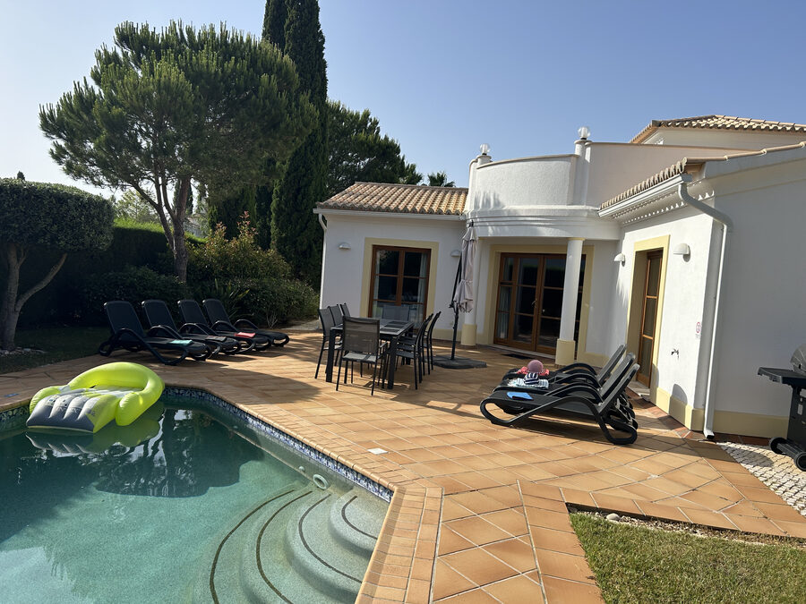 Terrasse mit Sitzgruppe am Pool